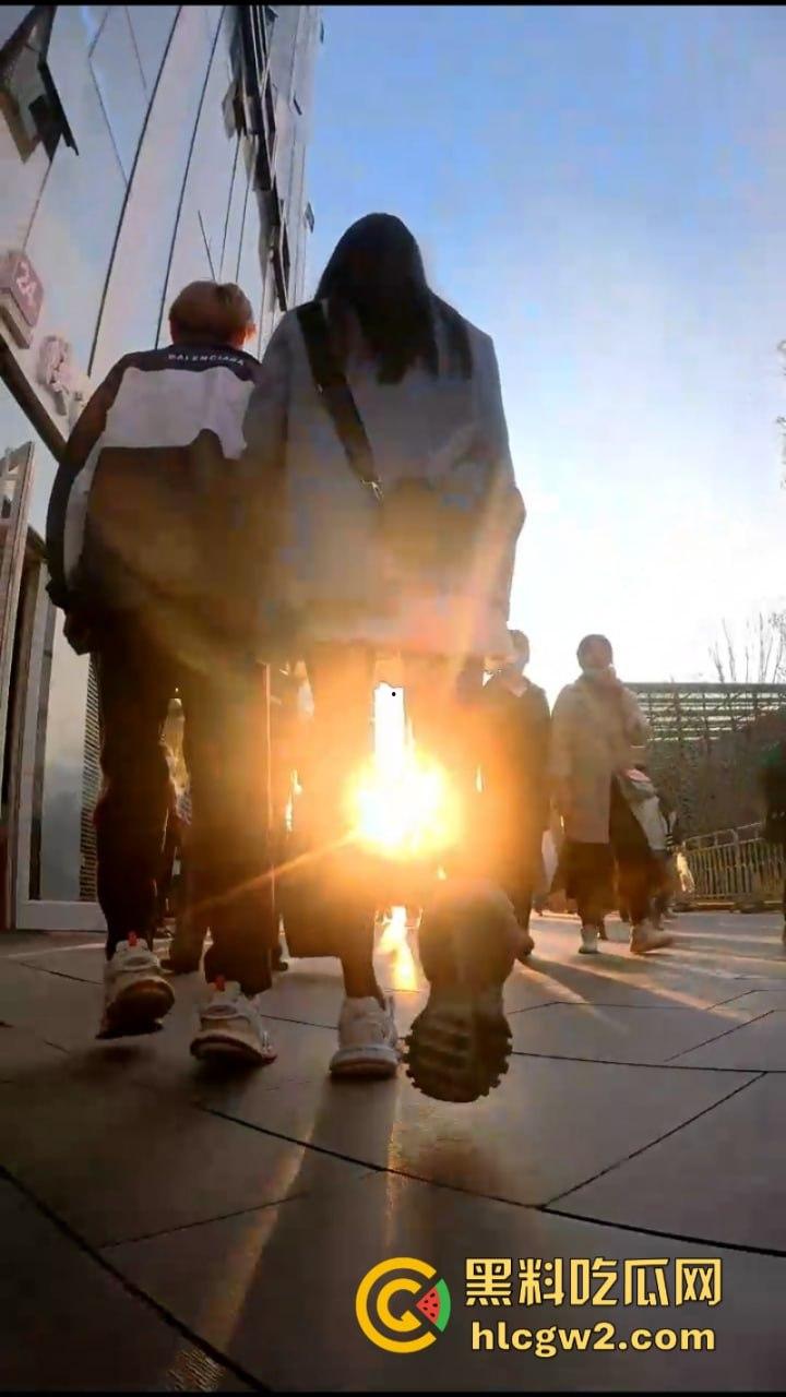 入冬前最后一波抄底福利 北京三里屯实拍街头妹子裙底 黑丝肉缝小内裤看完包射!-9