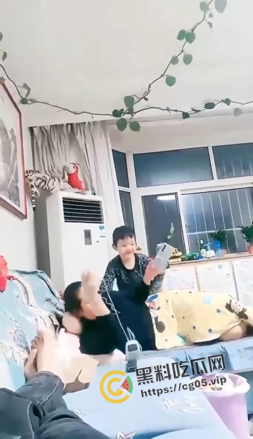 毁三观！母亲当着儿子的面玩跳蛋 而父亲就在旁边拍视频 一家三口没一个正常人-4