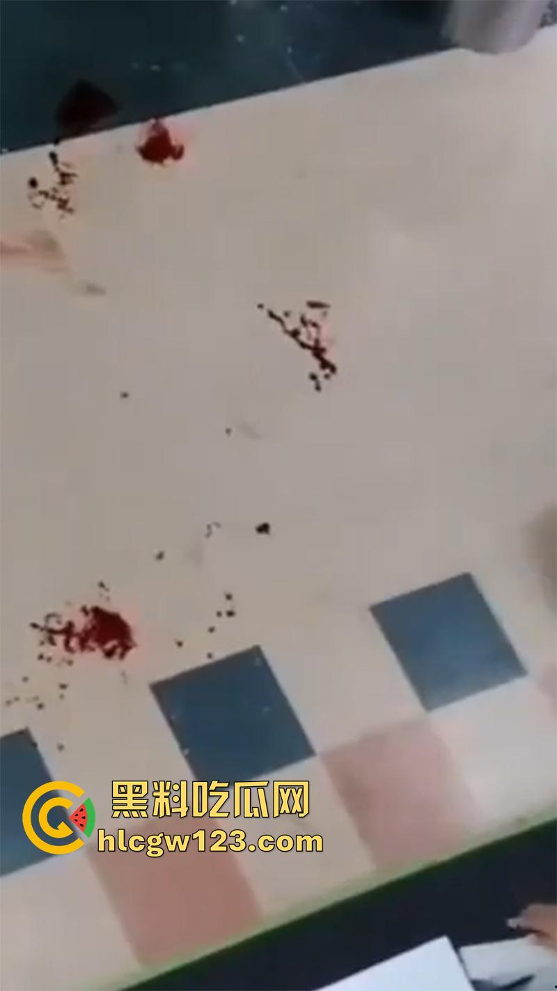 美国黑帮火拼现场，果茶店监控拍下画面，双方见面开枪对射，黑哥伏地射击最终被当场击毙！-7