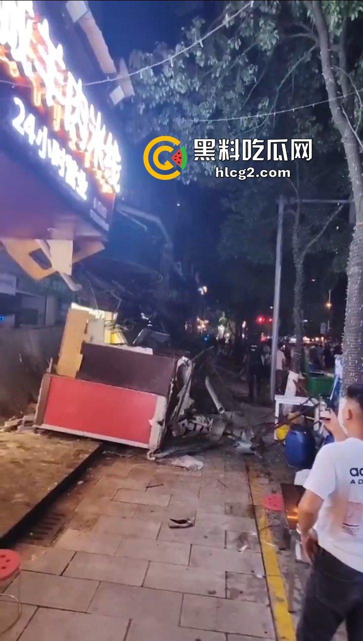 云南昆明一商铺广告牌设施坠落 导致现场7伤3死！一宝妈两个女儿被砸的头破血流 自述经历泣不成声！-5
