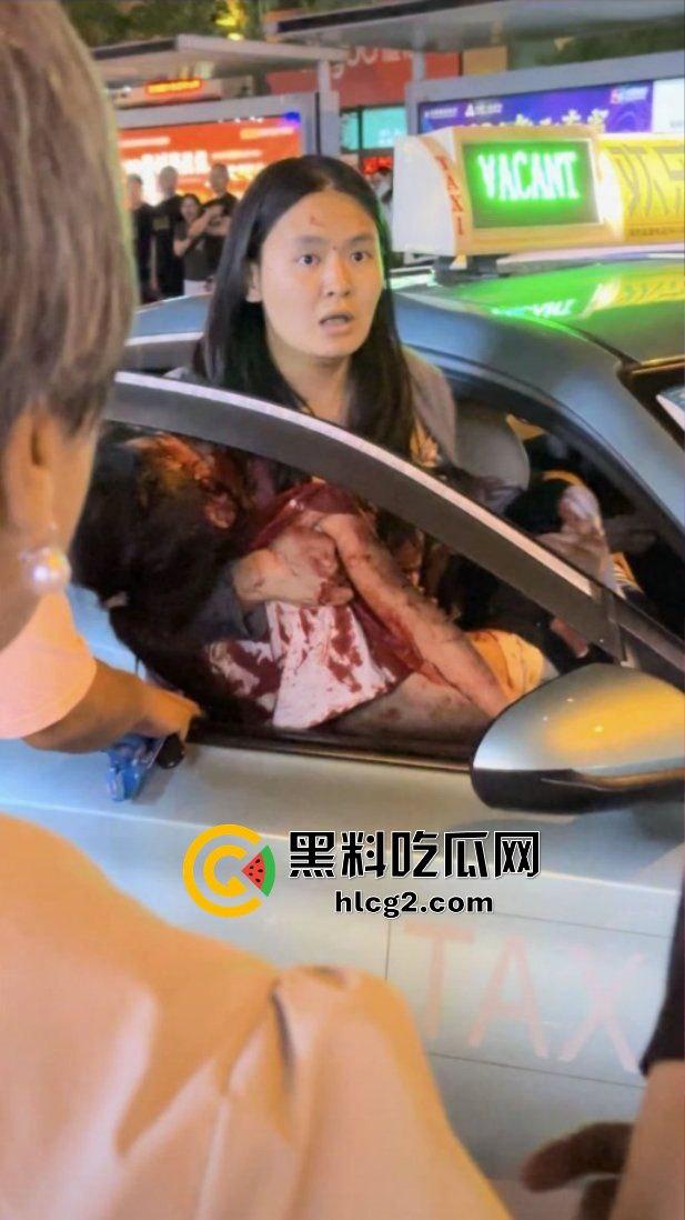 云南昆明一商铺广告牌设施坠落 导致现场7伤3死！一宝妈两个女儿被砸的头破血流 自述经历泣不成声！-7