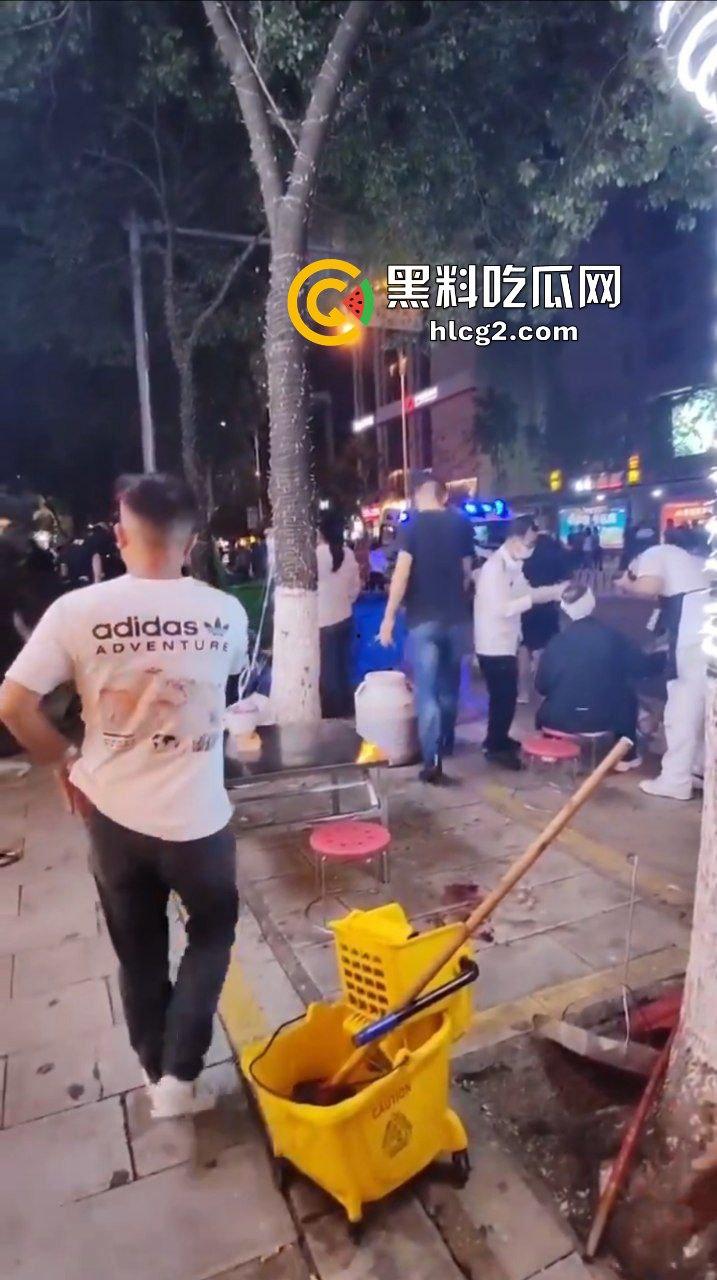 云南昆明一商铺广告牌设施坠落 导致现场7伤3死！一宝妈两个女儿被砸的头破血流 自述经历泣不成声！-9