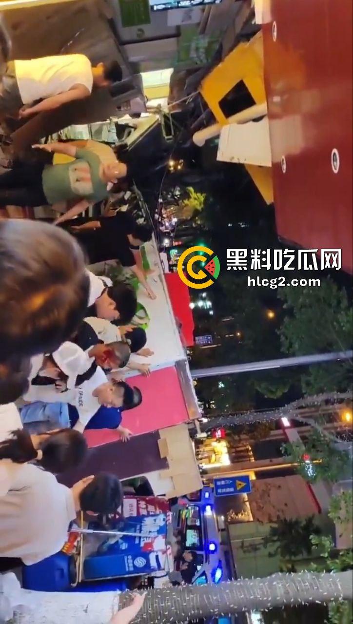 云南昆明一商铺广告牌设施坠落 导致现场7伤3死！一宝妈两个女儿被砸的头破血流 自述经历泣不成声！-10