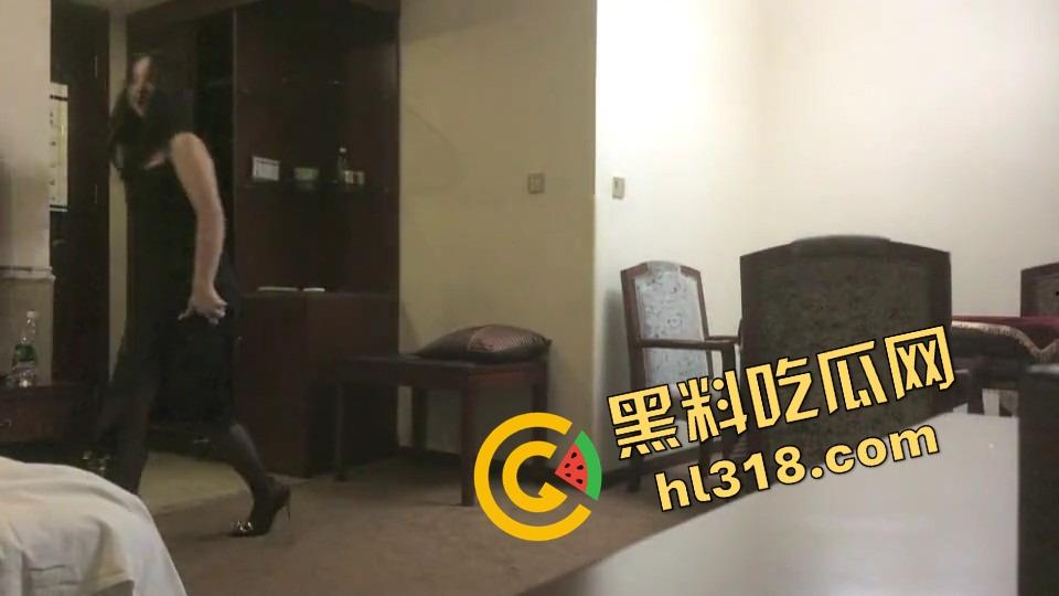 想偷拍嫖娼爽一发，没想到直接进套，叫鸡遇上仙人跳，房门突然杀出四大金刚，谁才是真正的猎物？-7