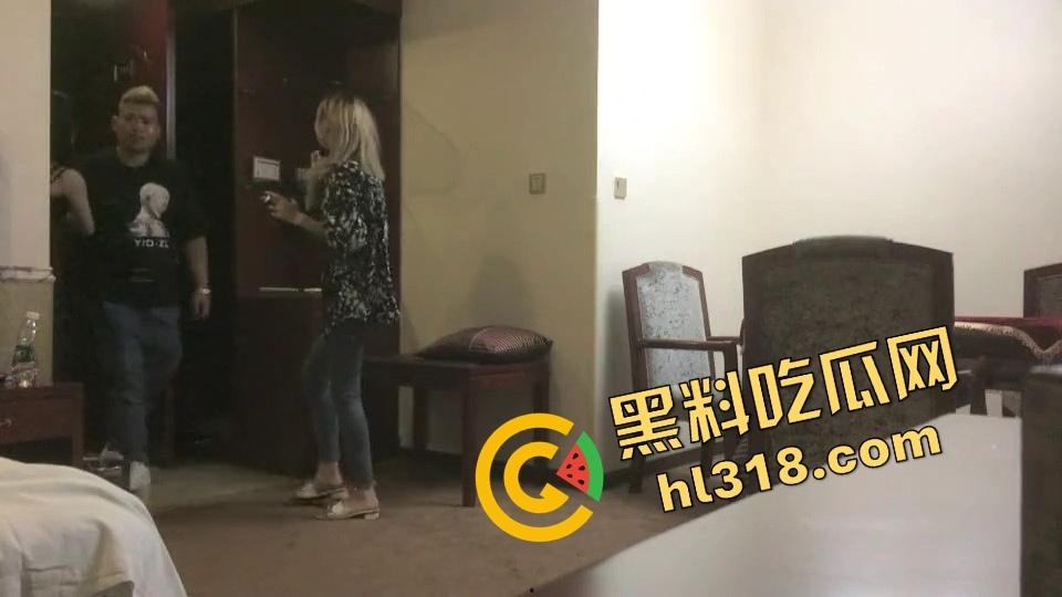 想偷拍嫖娼爽一发，没想到直接进套，叫鸡遇上仙人跳，房门突然杀出四大金刚，谁才是真正的猎物？-8