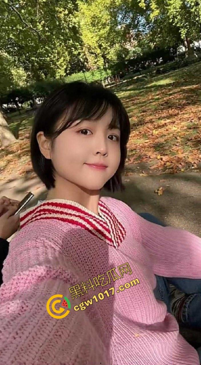 全网爆火高铁短发美少女曝猛料：靠卖片敛财，户外放尿摄人，曲线玲珑身材火辣，吸引无数网友疯狂交流！-4