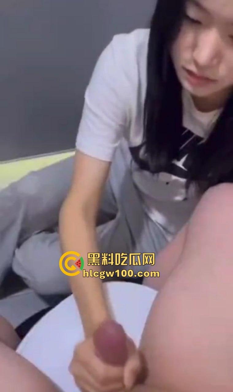 跨年第一撸正式开战 白皙美女手法大比拼 拉丝口水润滑上线 妹子刚做完美甲的手代打飞机比你自己还懂鸡儿！-19