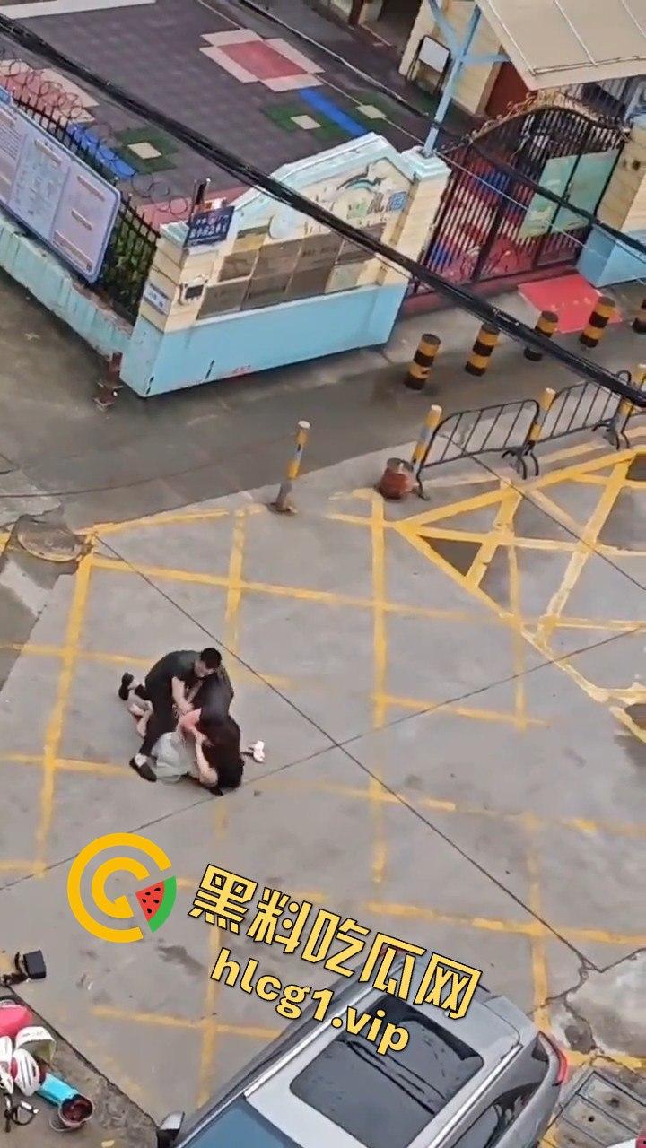 广州清晨的情感大戏：三女争一男，街头闹剧上演引人围观-5