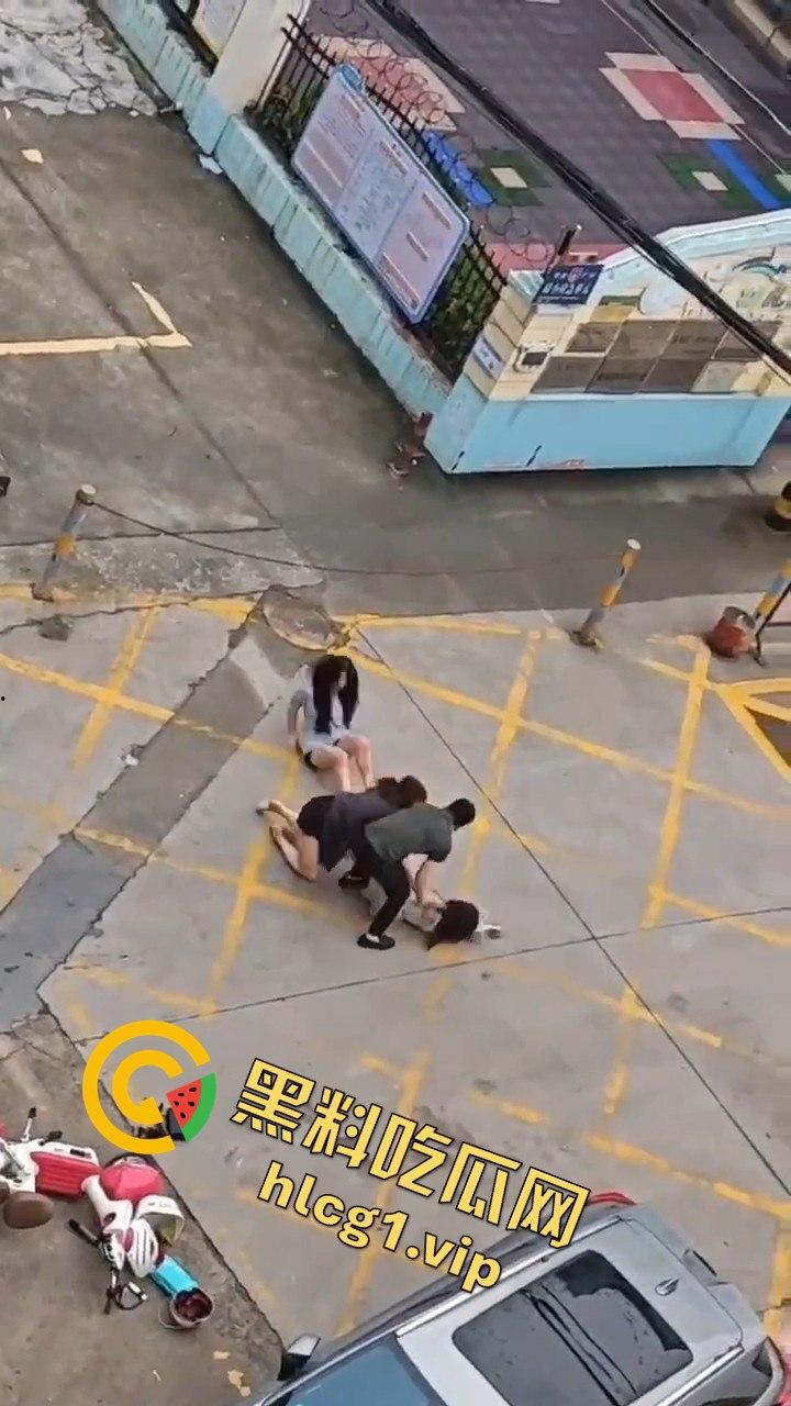 广州清晨的情感大戏：三女争一男，街头闹剧上演引人围观-7
