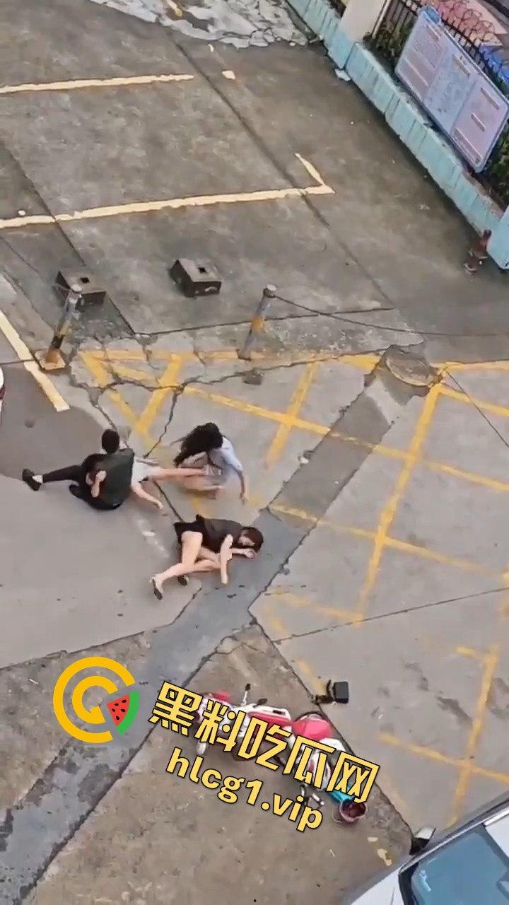 广州清晨的情感大戏：三女争一男，街头闹剧上演引人围观-9