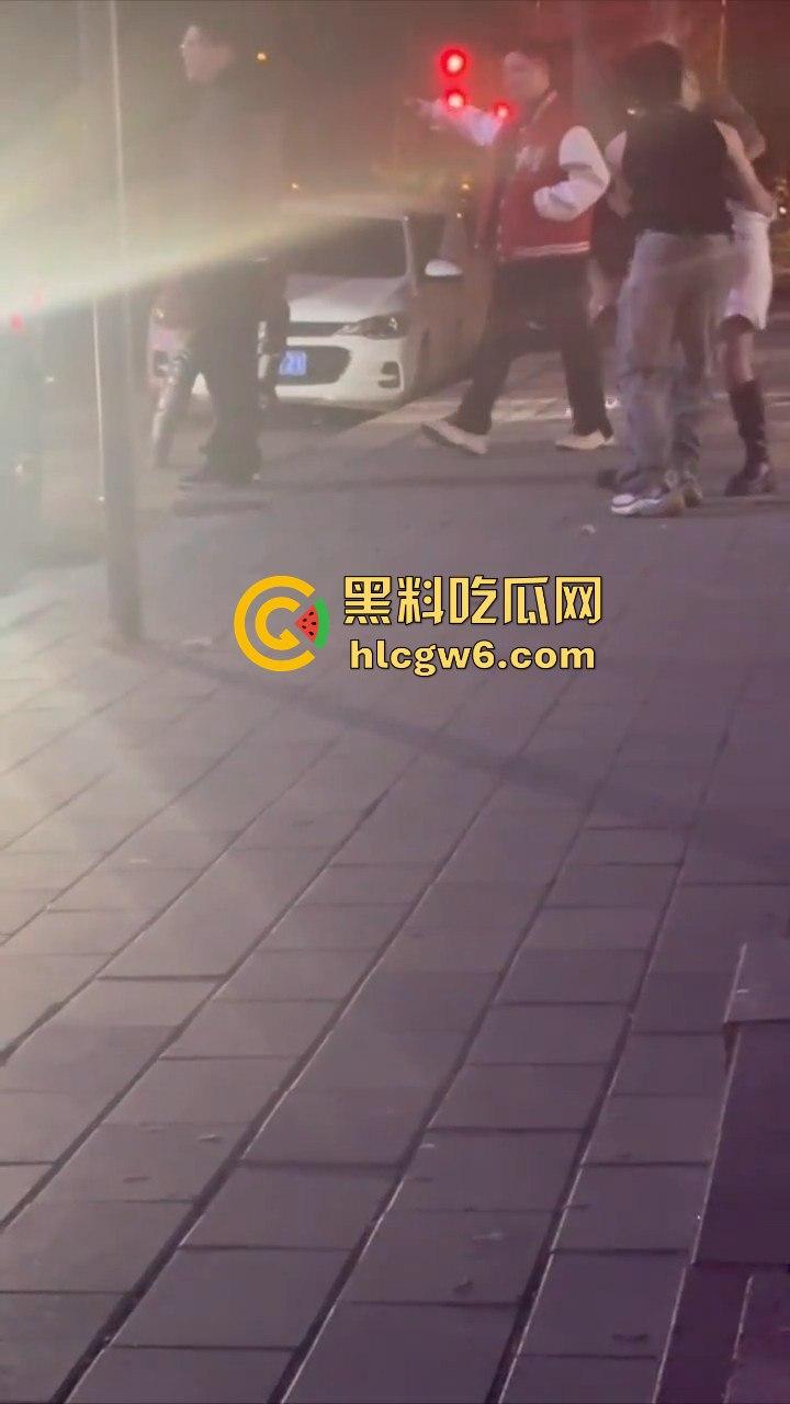 河北秦皇岛社会小妹街头吵架，一言不合就脱裤子露逼让对方操自己，惊呆路人和吃瓜群众。-5