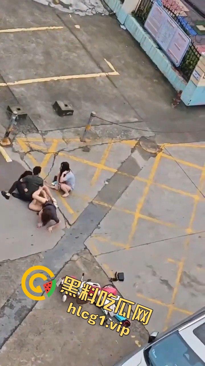 广州清晨的情感大戏：三女争一男，街头闹剧上演引人围观-10