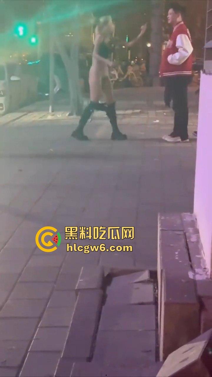 河北秦皇岛社会小妹街头吵架，一言不合就脱裤子露逼让对方操自己，惊呆路人和吃瓜群众。-7