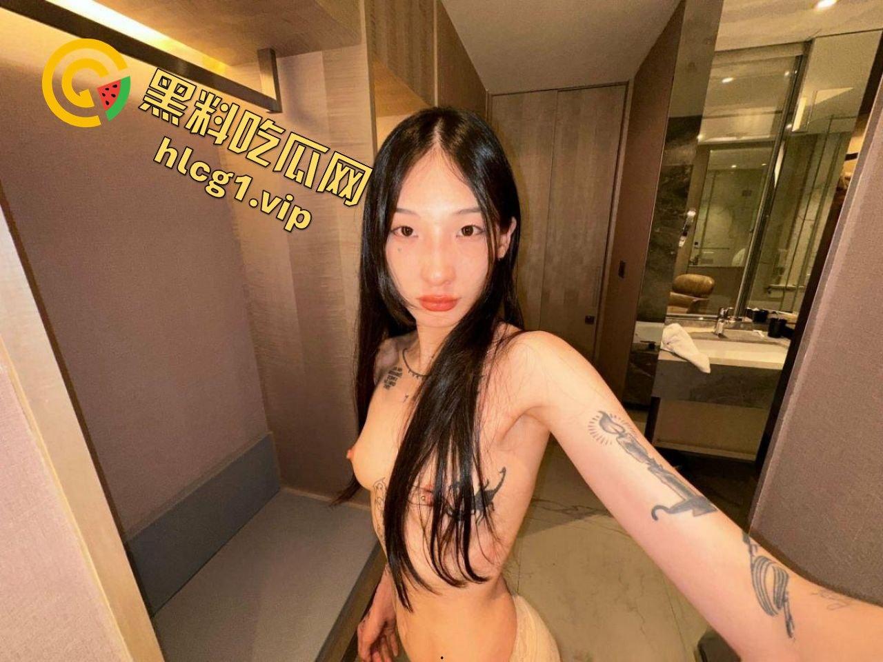 OF叛逆刺青乳钉小妹路奈给金主爸爸拍诱惑视频，真精神！可惜了这张脸-1