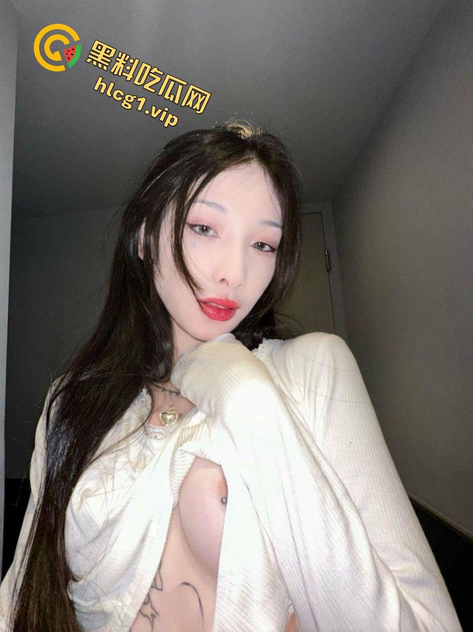 OF叛逆刺青乳钉小妹路奈给金主爸爸拍诱惑视频，真精神！可惜了这张脸-8