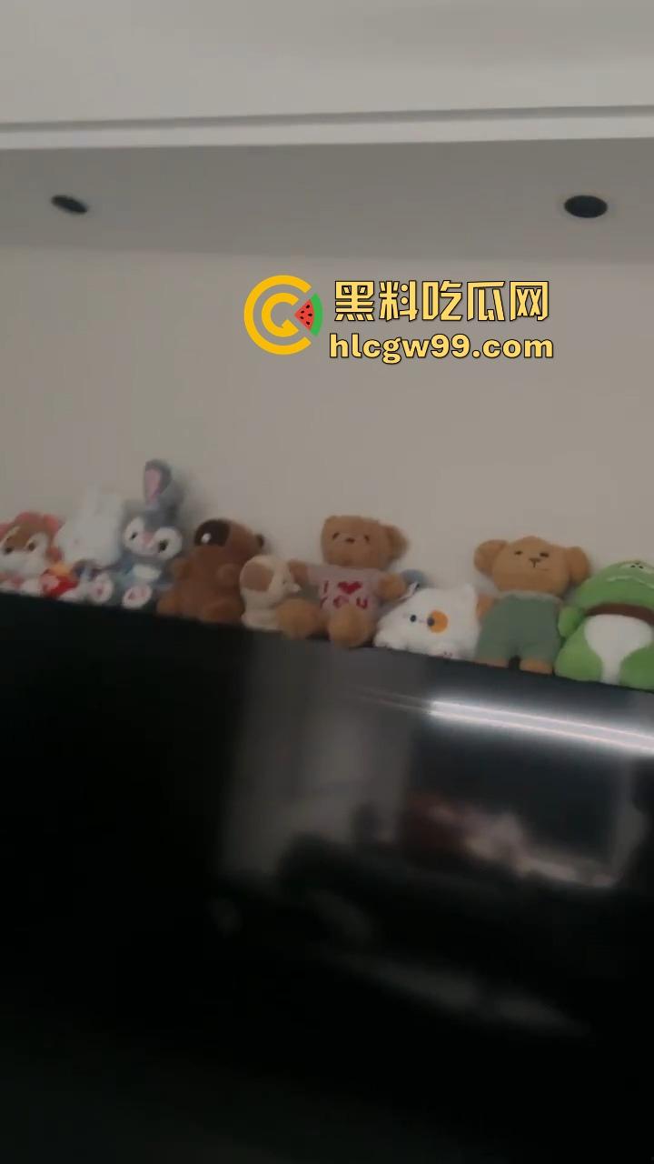 重庆情人节情人节第一抓，女友带弟弟捉奸一脚踹门，男友张史睡野鸡被抓还装淡定先莫慌，盘盘先！-2