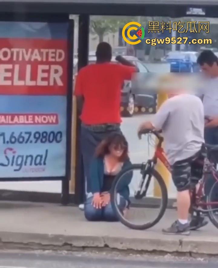 外国巨乳少妇，公交车站逼痒难耐和黑人当街性爱，旁边路人见怪不怪，老黑内射后若无其事装路人！-5