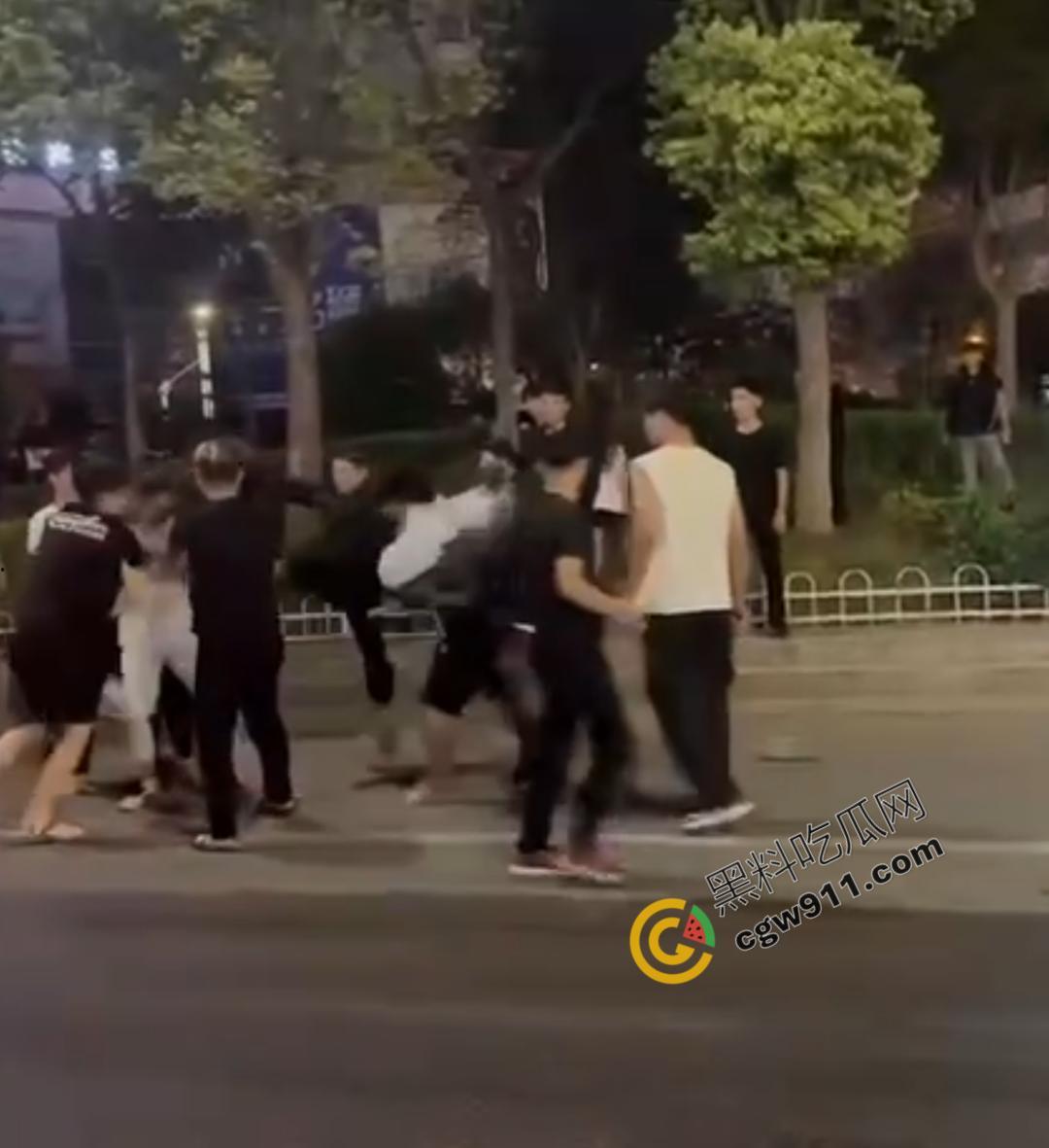 闹市惊现“刀妹狂魔”：穿着黑丝狂捅一男子，刀光四射，溅血街头，网络梗喧腾，路人惊逃-2