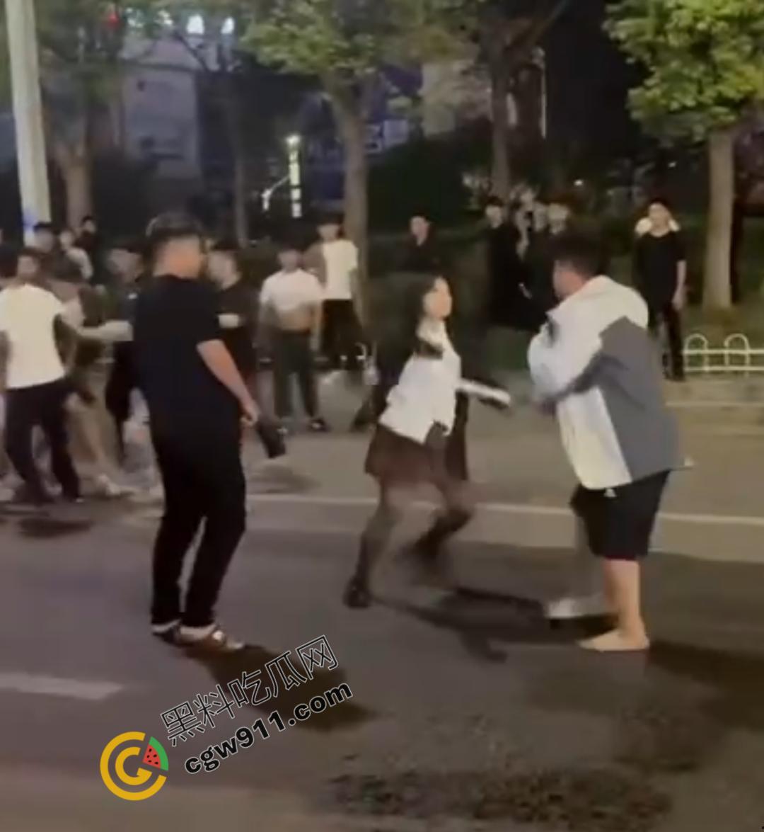 闹市惊现“刀妹狂魔”：穿着黑丝狂捅一男子，刀光四射，溅血街头，网络梗喧腾，路人惊逃-3