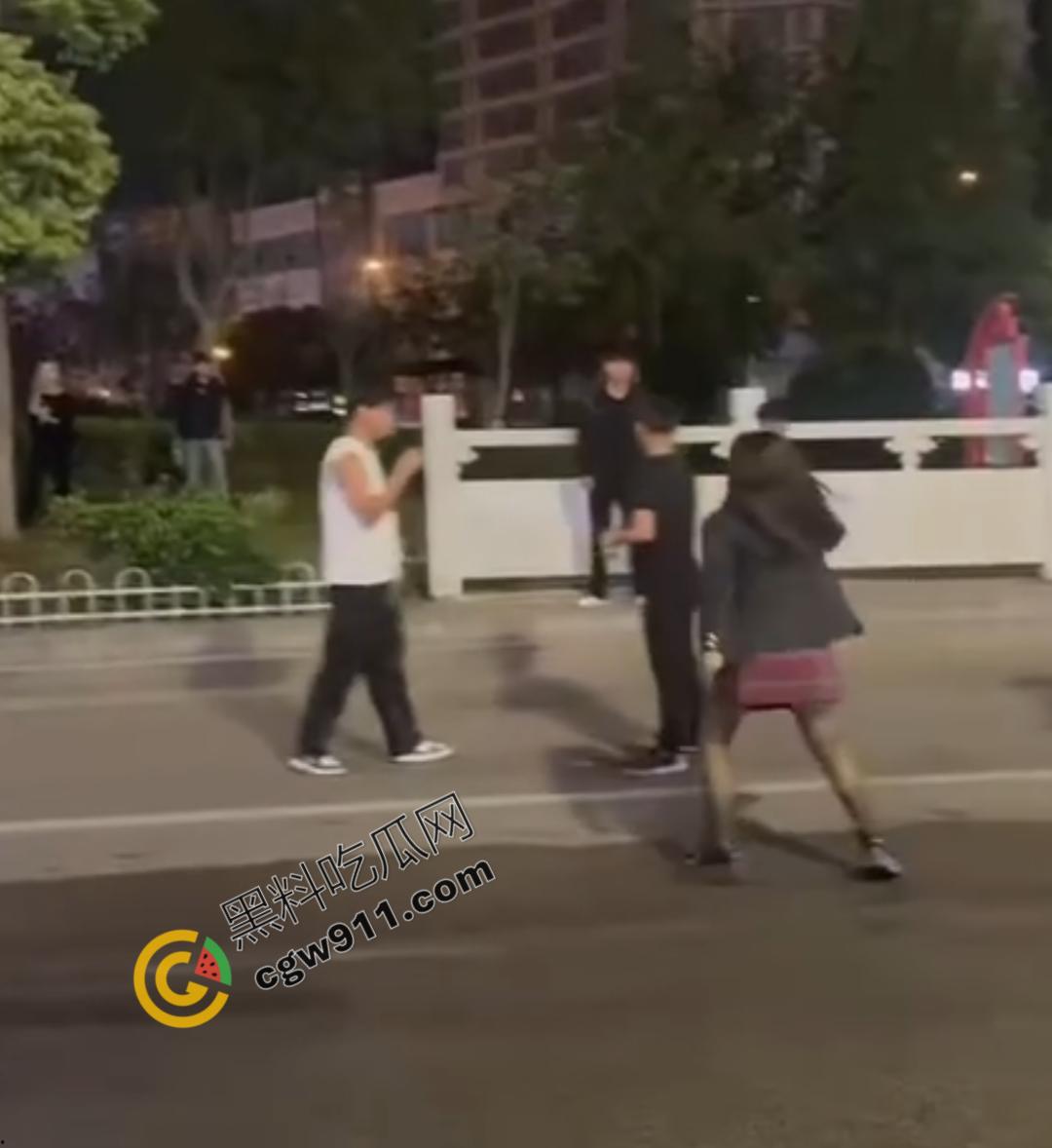 闹市惊现“刀妹狂魔”：穿着黑丝狂捅一男子，刀光四射，溅血街头，网络梗喧腾，路人惊逃-4