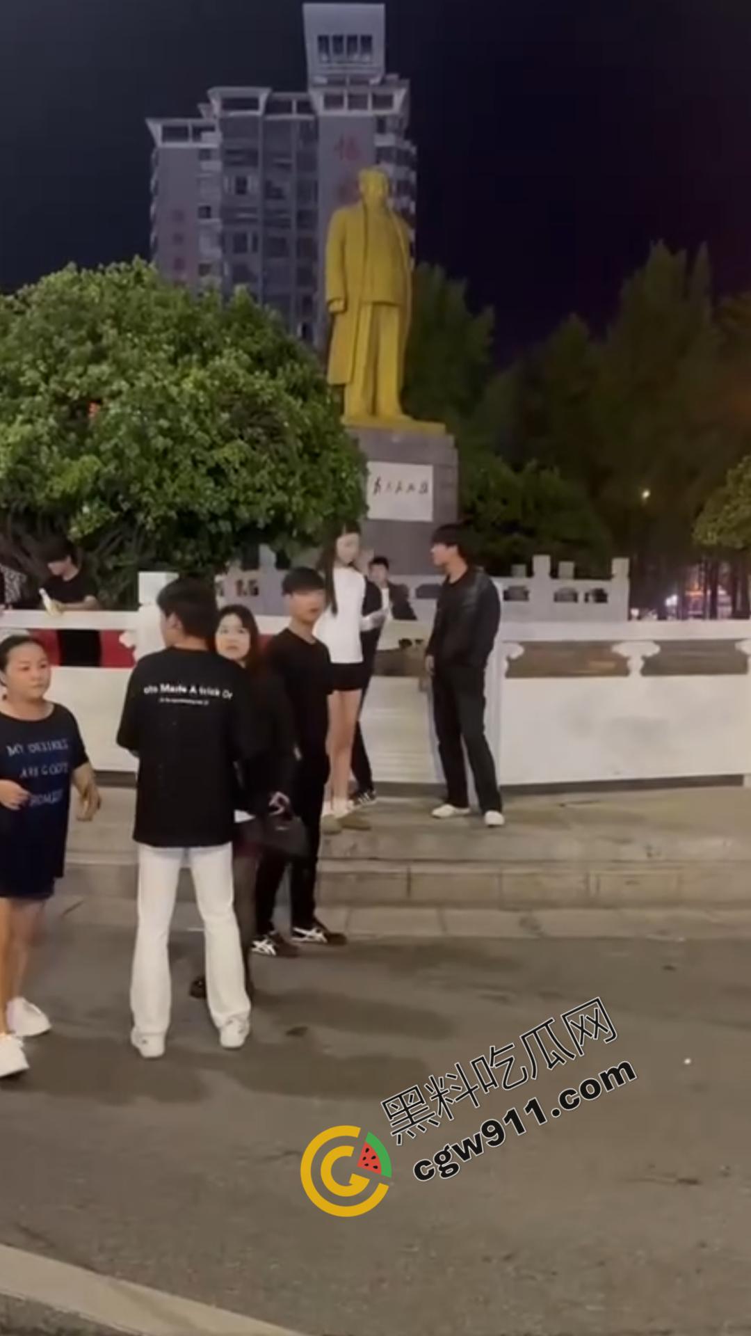 闹市惊现“刀妹狂魔”：穿着黑丝狂捅一男子，刀光四射，溅血街头，网络梗喧腾，路人惊逃-5