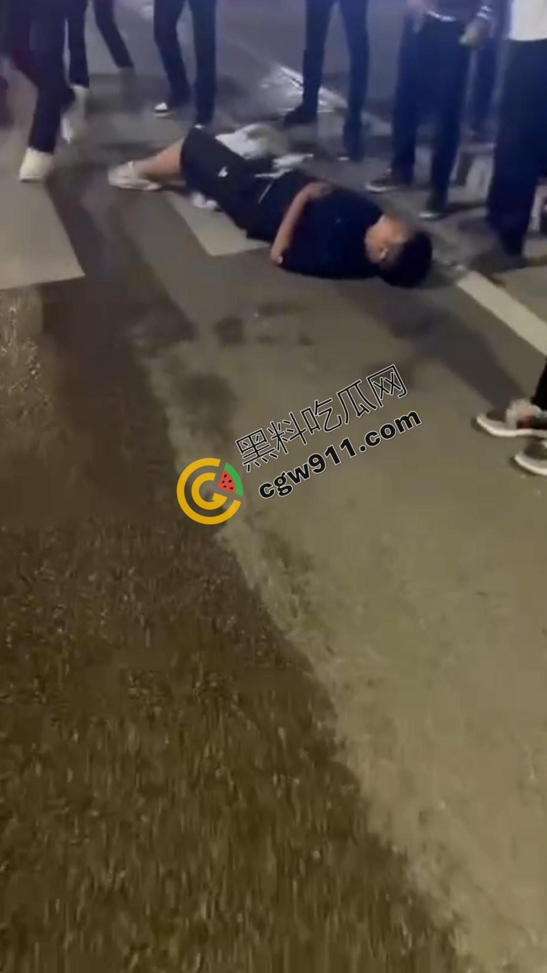 闹市惊现“刀妹狂魔”：穿着黑丝狂捅一男子，刀光四射，溅血街头，网络梗喧腾，路人惊逃-6