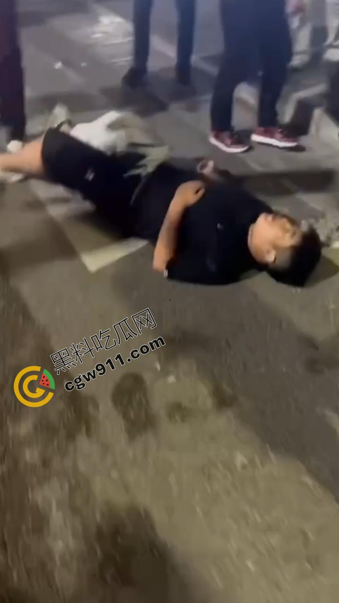 闹市惊现“刀妹狂魔”：穿着黑丝狂捅一男子，刀光四射，溅血街头，网络梗喧腾，路人惊逃-7