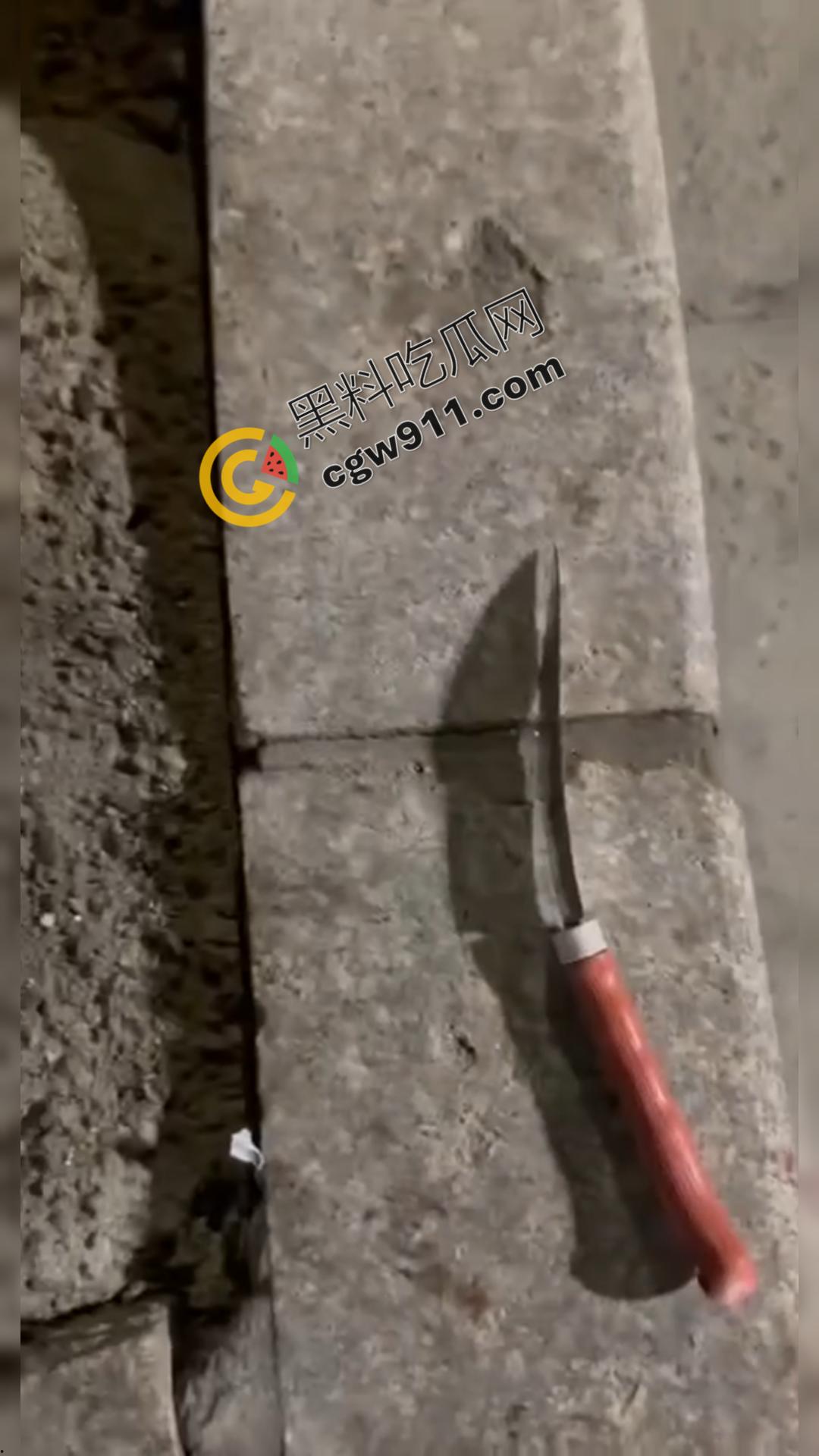 闹市惊现“刀妹狂魔”：穿着黑丝狂捅一男子，刀光四射，溅血街头，网络梗喧腾，路人惊逃-11