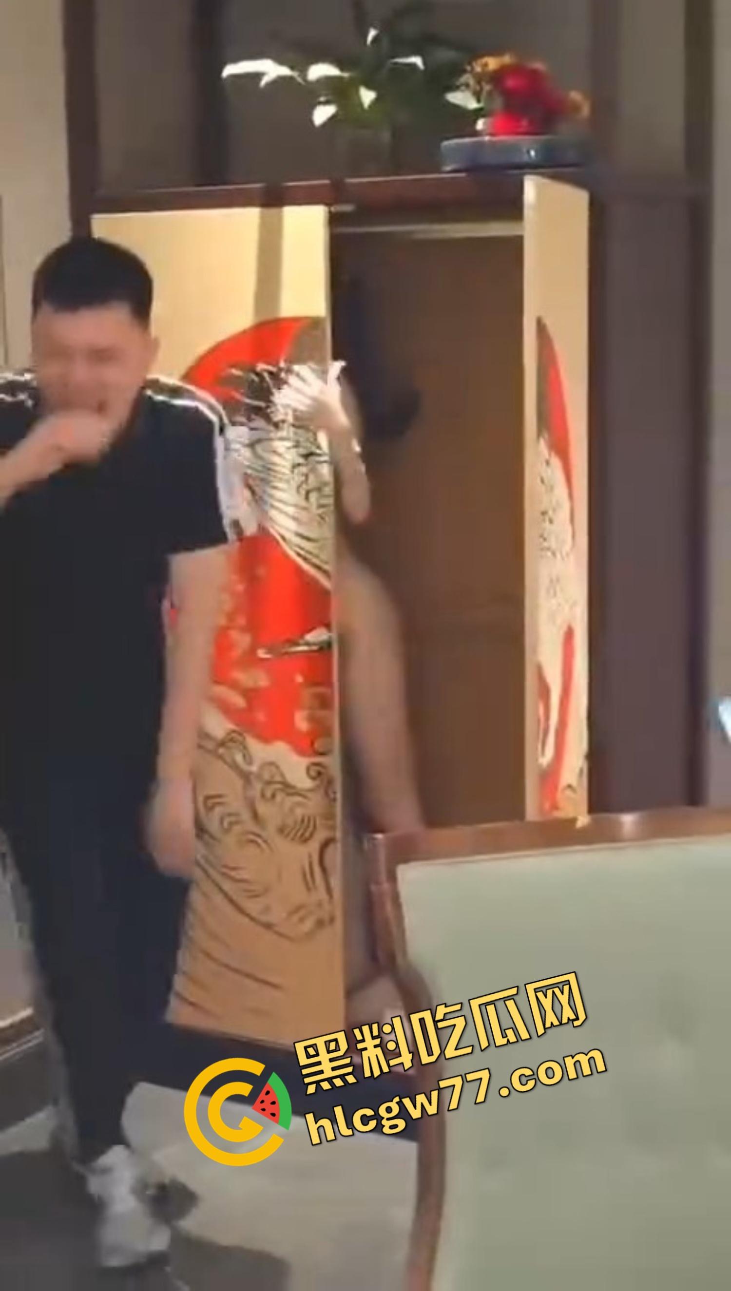 辽宁精神小伙聚会，妹子全裸藏柜子开场，饭局后全员直奔酒店，5人大乱斗场面淫荡无比！-4