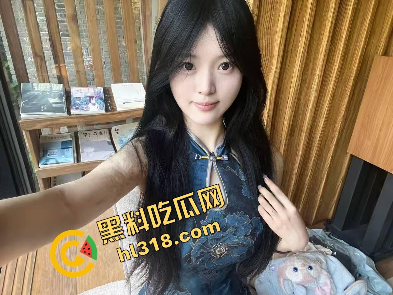 干爹把萝莉干女儿当筹码送合作伙伴，软妹身材娇小被提起直接操，干爹看傻眼年轻体力就是不一样！-1