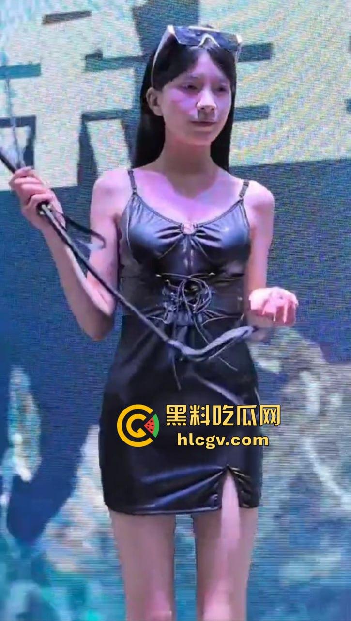 2024广州性文化博览会湿身诱惑全开！大胸妹湿身舔胸，玩具道具琳琅满目，尺度保守却撩人至极！-1