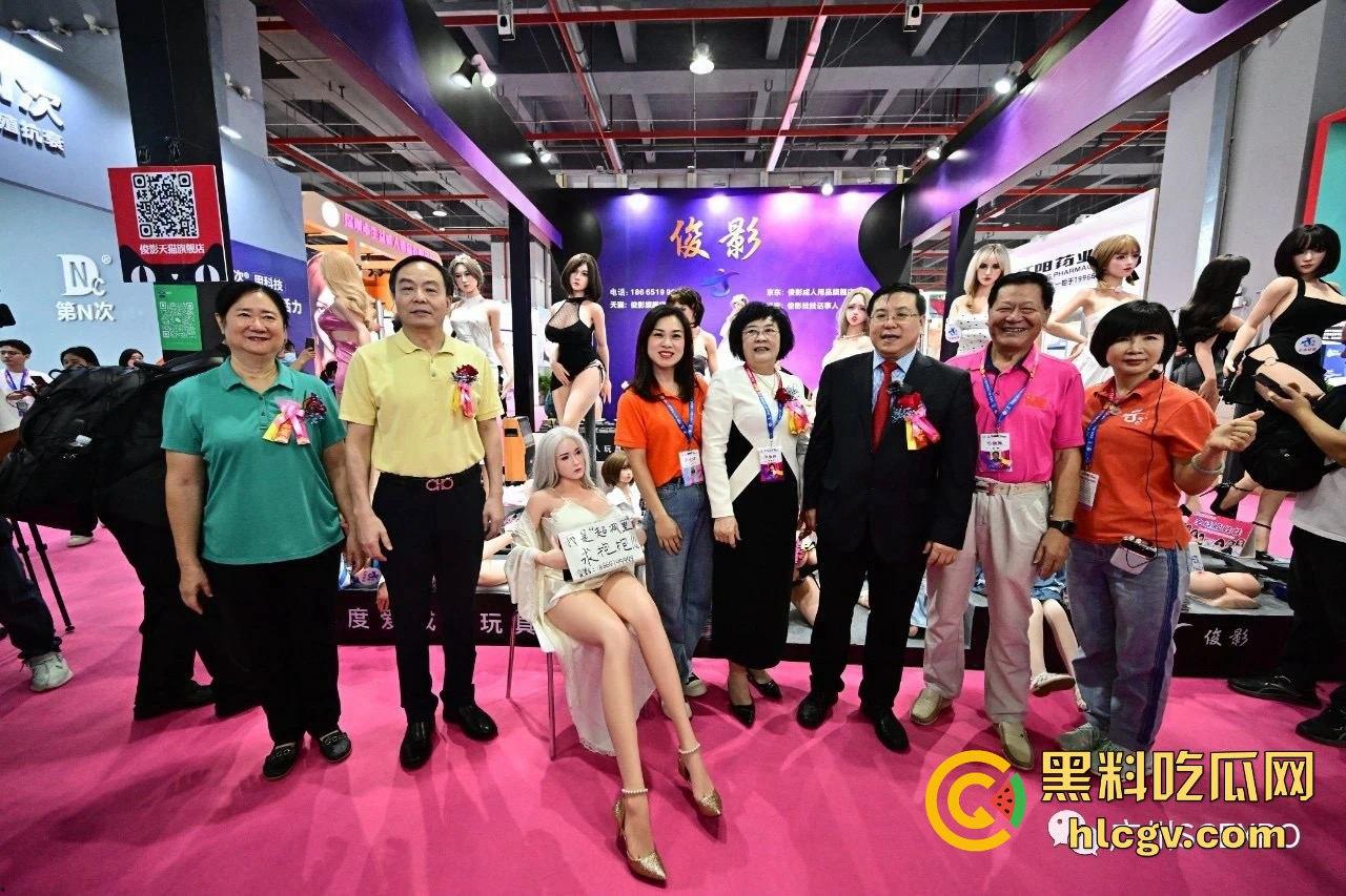 2024广州性文化博览会湿身诱惑全开！大胸妹湿身舔胸，玩具道具琳琅满目，尺度保守却撩人至极！-3