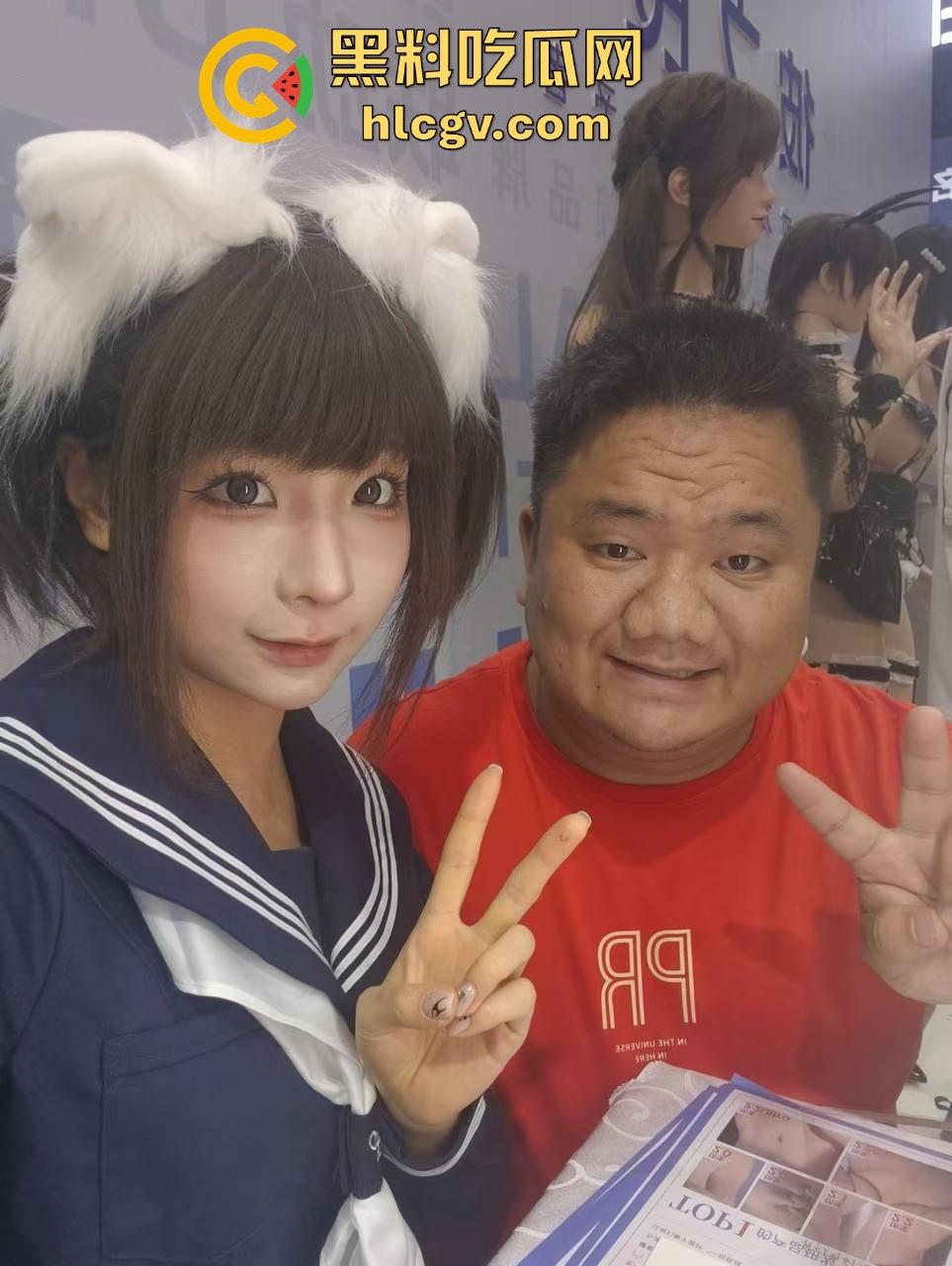 2024广州性文化博览会湿身诱惑全开！大胸妹湿身舔胸，玩具道具琳琅满目，尺度保守却撩人至极！-18