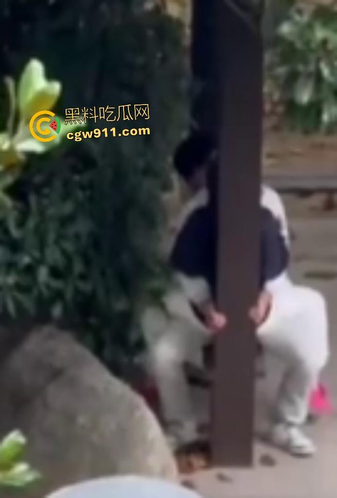 徐州技师学院情侣凉亭,网红小树林户外野战,高颜值女技师骑乘男友隔裤狂磨,精液淫水搞湿裤裆!-1