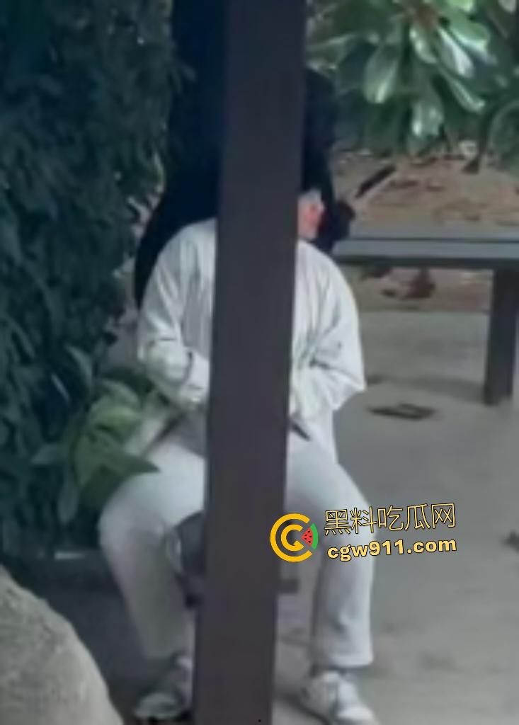 徐州技师学院情侣凉亭,网红小树林户外野战,高颜值女技师骑乘男友隔裤狂磨,精液淫水搞湿裤裆!-2