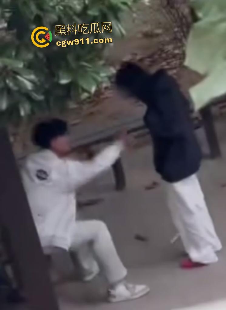 徐州技师学院情侣凉亭,网红小树林户外野战,高颜值女技师骑乘男友隔裤狂磨,精液淫水搞湿裤裆!-4