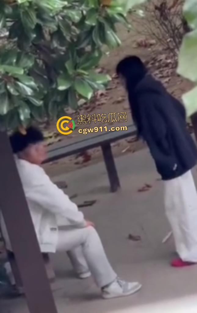 徐州技师学院情侣凉亭,网红小树林户外野战,高颜值女技师骑乘男友隔裤狂磨,精液淫水搞湿裤裆!-8