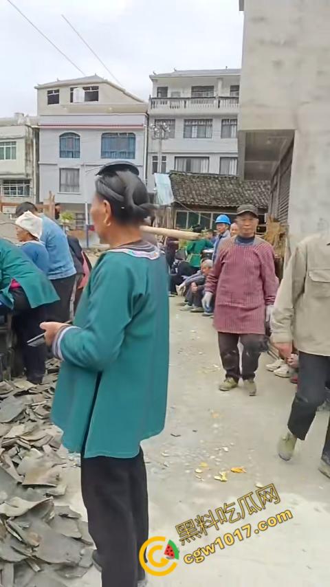 贵州黔东南搬家视频火爆全网,众人合力将房屋搬走,离谱骚操作看呆网友,直呼这才是真正的“搬家”!-4