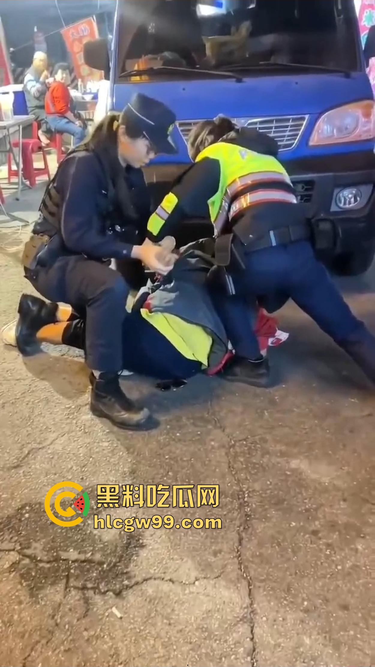 台湾女警爆表战斗力 酒懵子嘴还没嚷完就被一巴掌按翻锁喉 怕不是打醒了祖宗十八代!-4