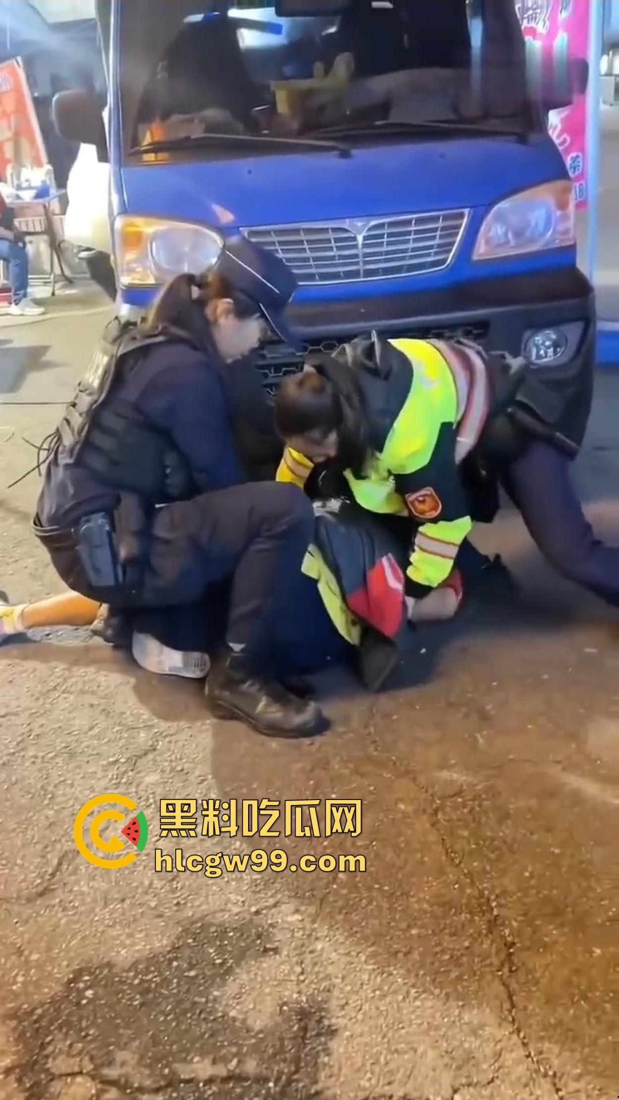 台湾女警爆表战斗力 酒懵子嘴还没嚷完就被一巴掌按翻锁喉 怕不是打醒了祖宗十八代!-5