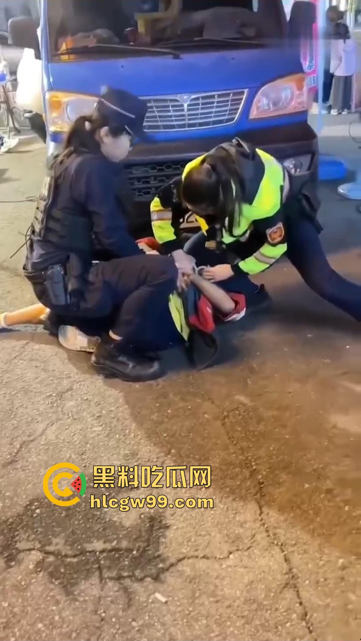 台湾女警爆表战斗力 酒懵子嘴还没嚷完就被一巴掌按翻锁喉 怕不是打醒了祖宗十八代!-6