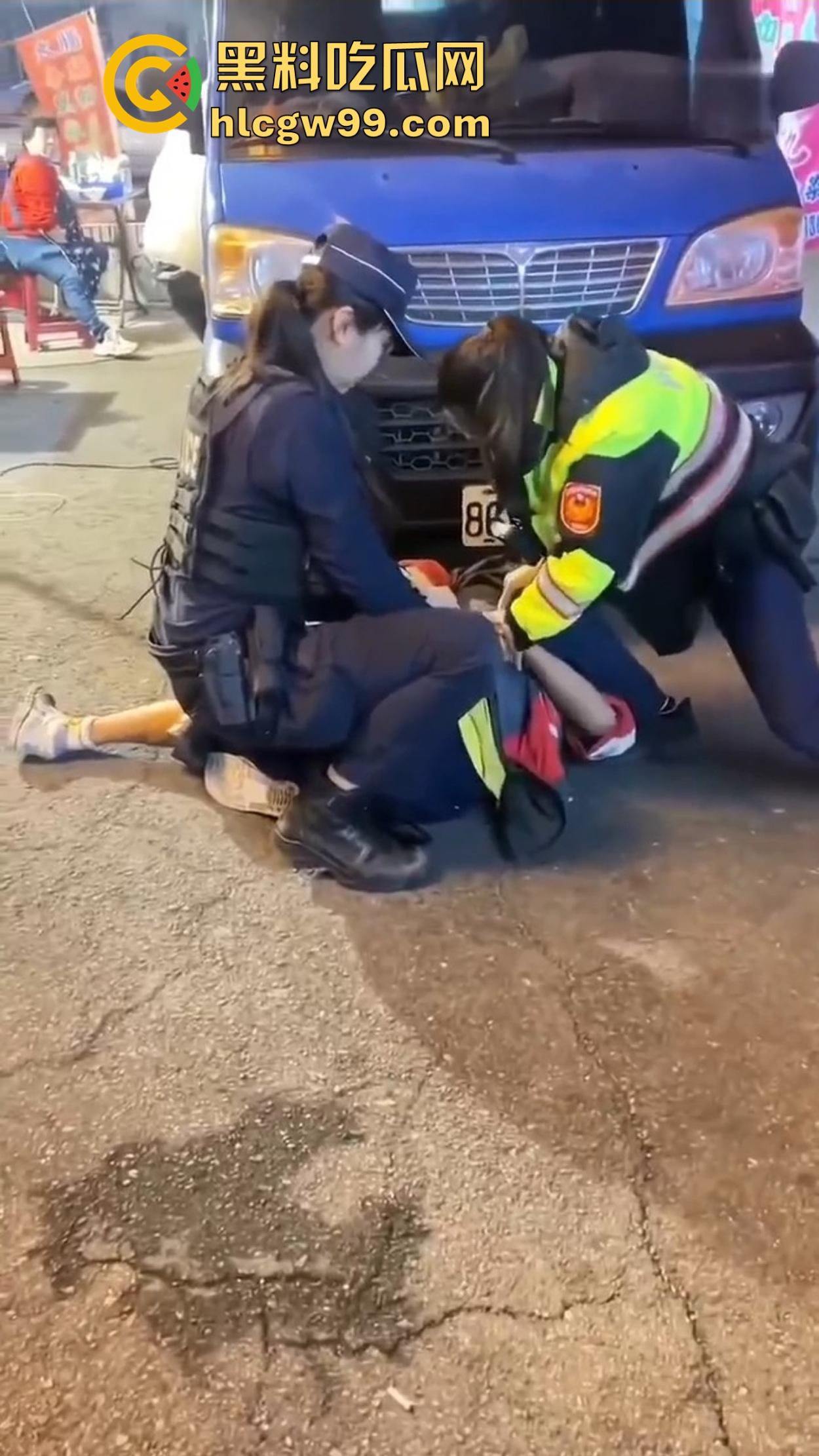 台湾女警爆表战斗力 酒懵子嘴还没嚷完就被一巴掌按翻锁喉 怕不是打醒了祖宗十八代!-8