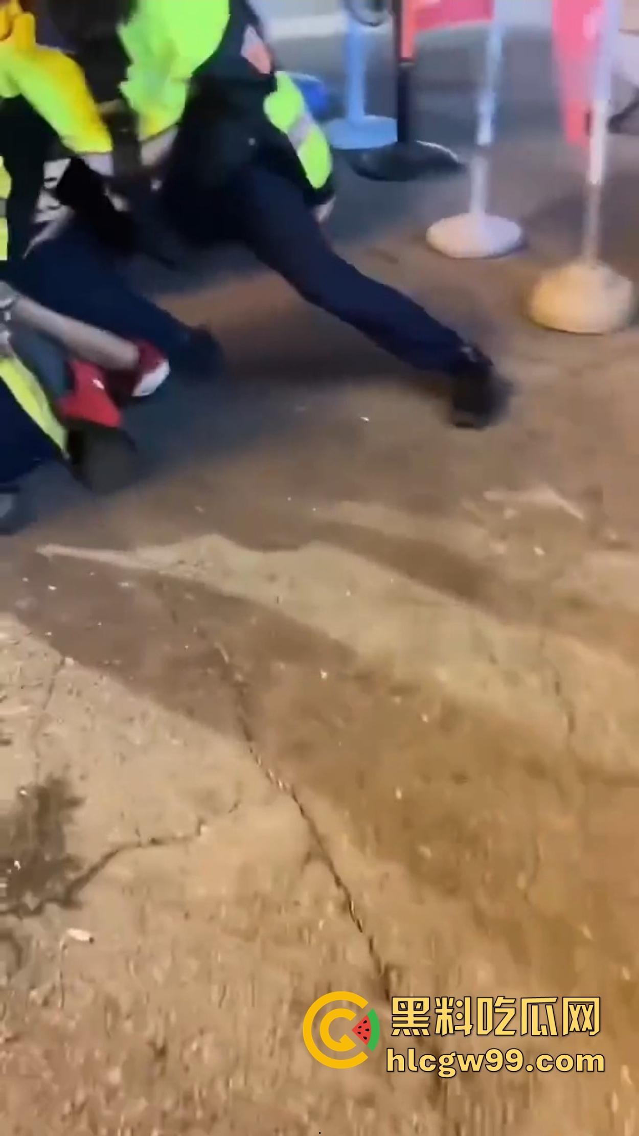 台湾女警爆表战斗力 酒懵子嘴还没嚷完就被一巴掌按翻锁喉 怕不是打醒了祖宗十八代!-9