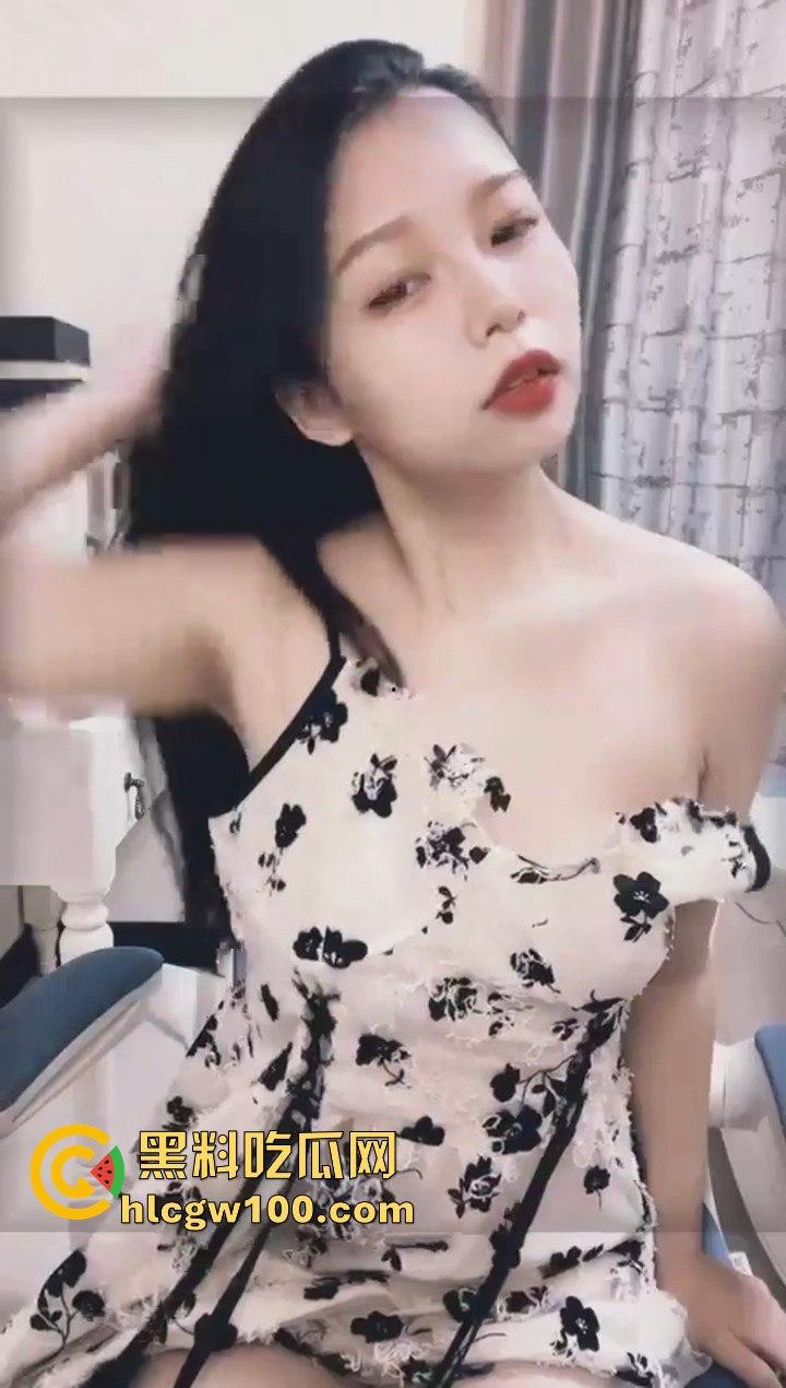 巨乳学生女主播【小咪酱】最新大尺度福利视频,骚货露脸全裸自慰表情十分有看点,小编推荐!-5