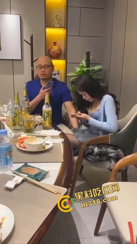 饭局咸猪手大哥一边吃一边抠逼，妹子敬酒嘴上炫啤酒，下面还被摸得湿成一片！-8