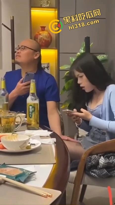 饭局咸猪手大哥一边吃一边抠逼，妹子敬酒嘴上炫啤酒，下面还被摸得湿成一片！-9