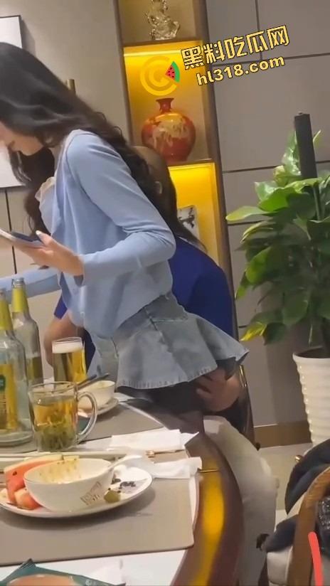 饭局咸猪手大哥一边吃一边抠逼，妹子敬酒嘴上炫啤酒，下面还被摸得湿成一片！-11