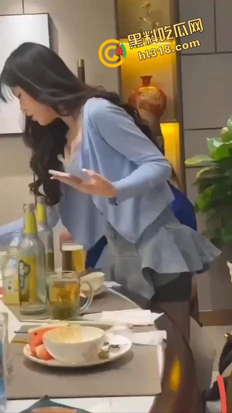 饭局咸猪手大哥一边吃一边抠逼，妹子敬酒嘴上炫啤酒，下面还被摸得湿成一片！-12