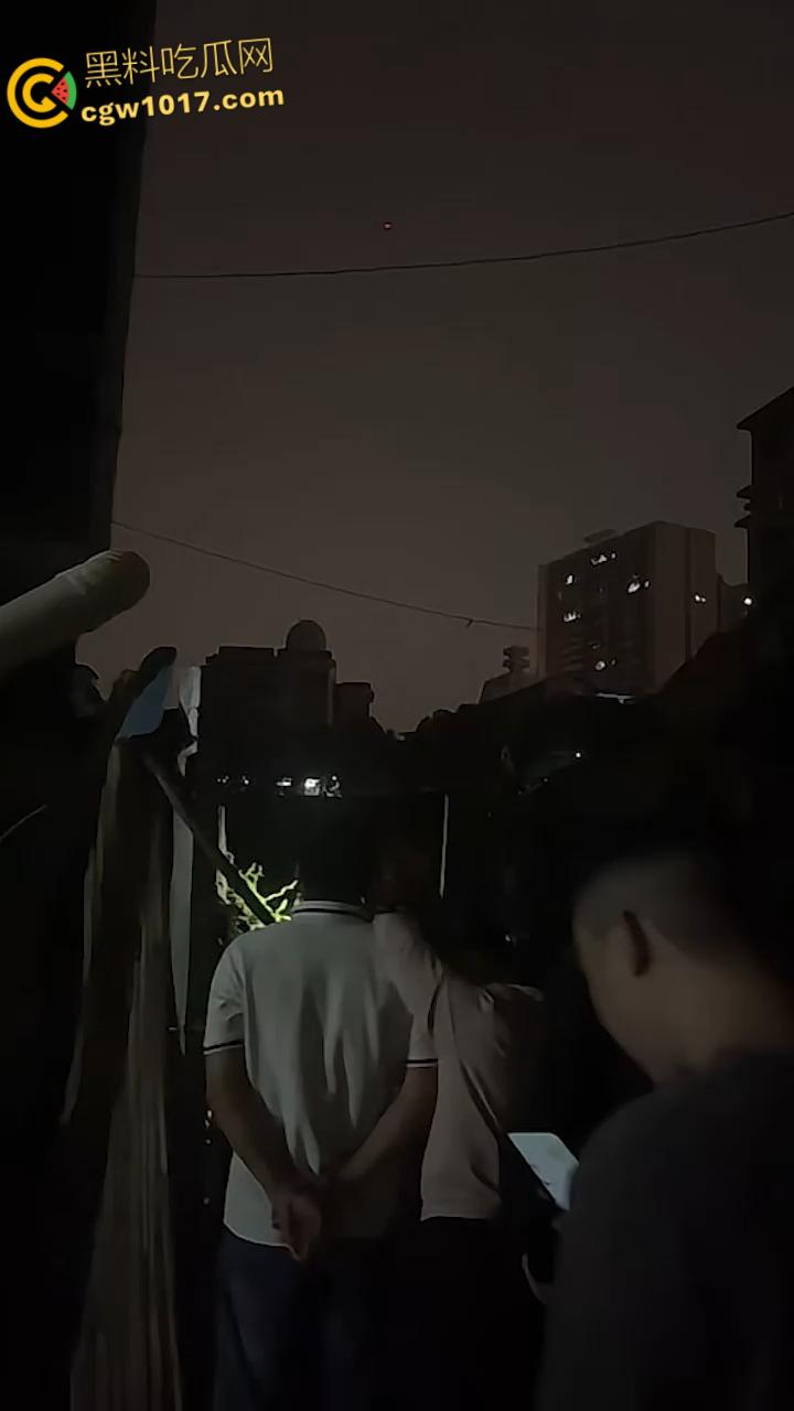 湖南邵阳资江小学深夜坍塌惨剧，违规施工野狗刨坑挖烂地基，操场撕裂大口教学楼咔嚓墙角炸裂，幸无孩子砸伤！-6