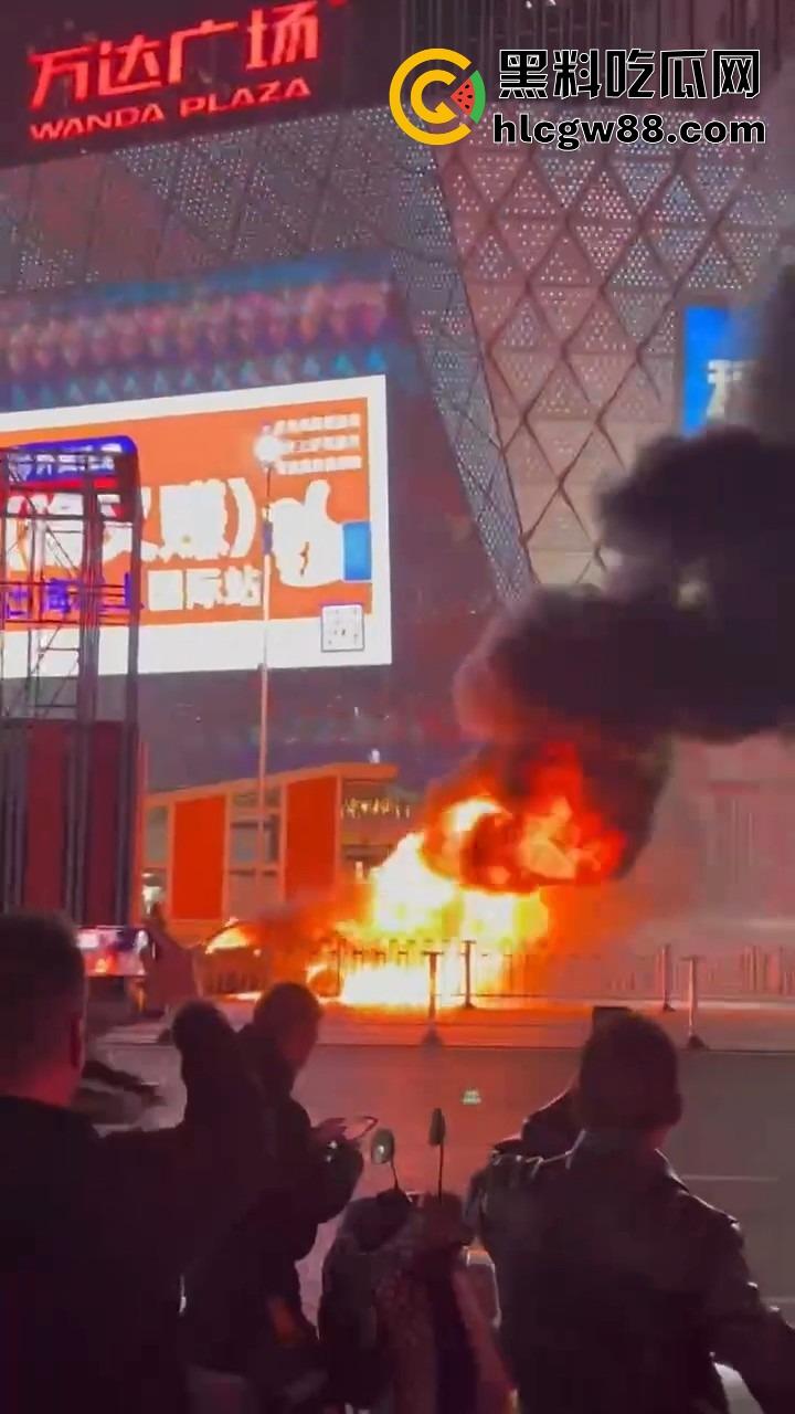 广州南村万博警车大火狂烧成火球，现场围满吃瓜群众狂拍视频，这火势真是牛逼大了！-2